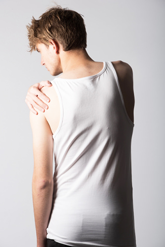 肩脱毛 - 男性で肩の毛を意識して処理している人 肩脱毛 - 男性で肩の毛を意識して処理している人
