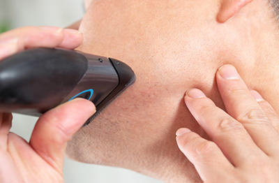 電気シェーバー2 - 脱毛するなら毛抜きによる自己処理はNG！毛抜きによる肌トラブルを知ろう