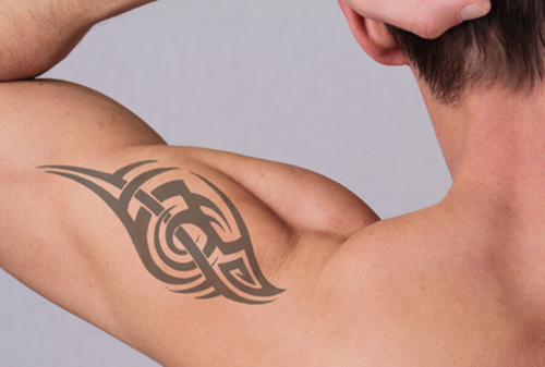 タトゥー3 - タトゥーが入っていても脱毛できる？タトゥー部分に照射するリスクや施術方法を解説